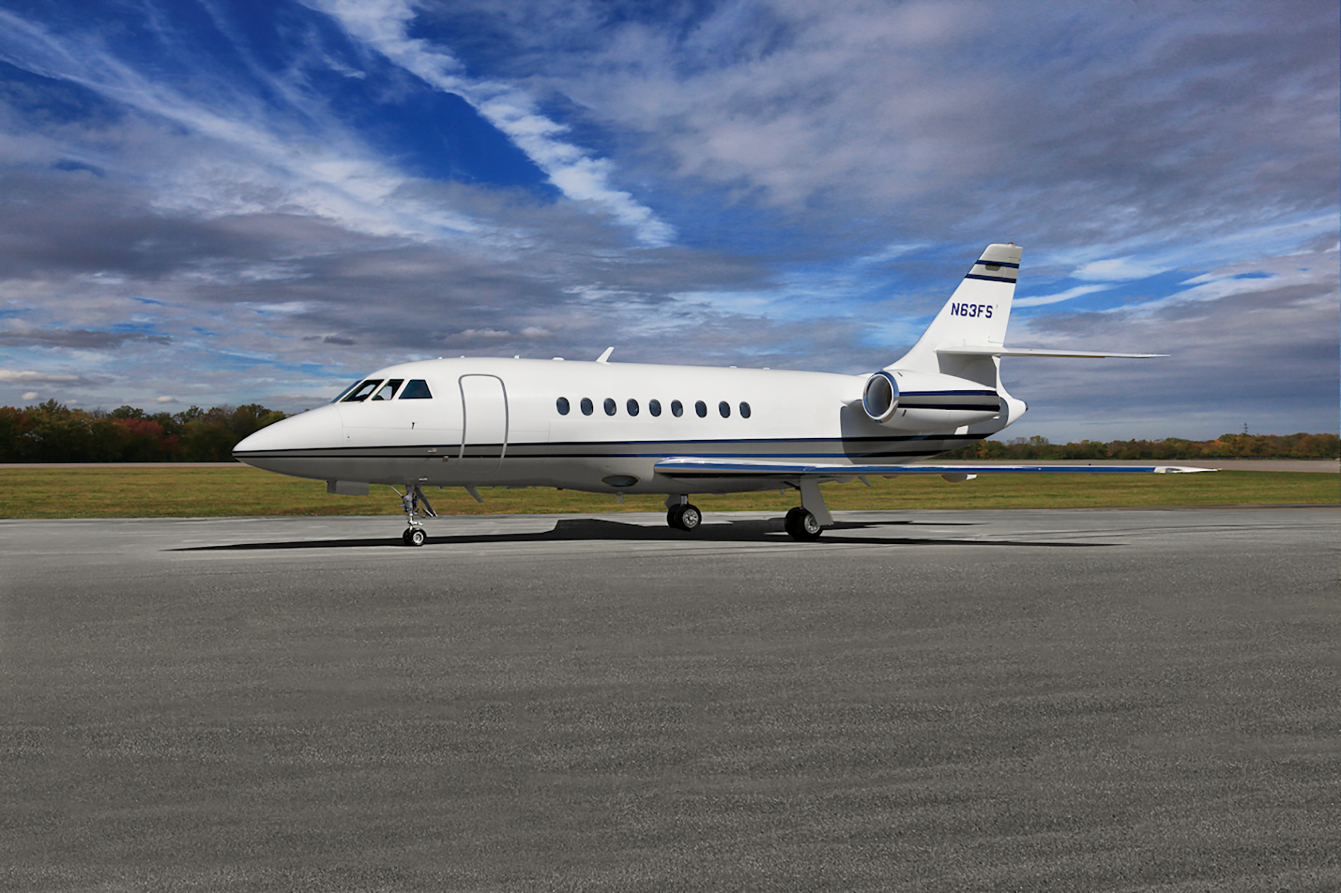 Falcon 2000, sn132 for Honaker Aviation
 
Copyright Info Contact: Barry Gray 
Biz Jet Photos, Inc. (847-721-9024) 
bgray@bizjetphoto.com 
www.bizjetphoto.com